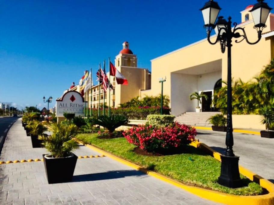 Punta Me Apartment Beach Front In The Hotel & Waterpark Cancun Exterior photo